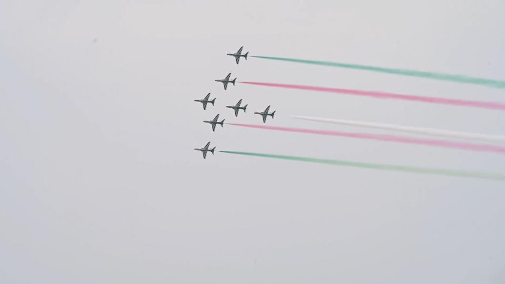 沙特空军“沙特之鹰”飞行表演队在科威特进行飞行表演