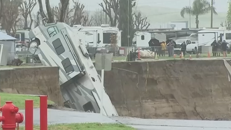 冬季风暴致强降水，美国加州一公园河岸垮塌致房车滑落入水
