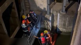 民警消防爬下20米高水闸救回轻生男子