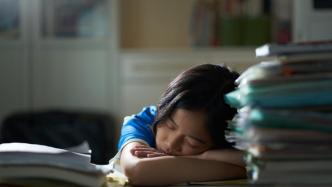 光明日报关注：作业少了，孩子睡得早了吗