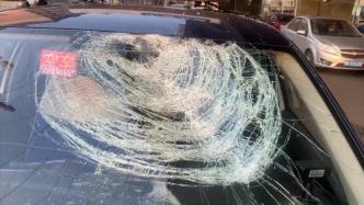 出租车挡风玻璃被砸裂，司机：被从天而降的冰溜子砸中