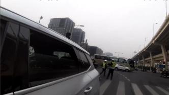 上海一男子早高峰加塞还无证驾驶！民警：把车扣下