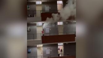 男生持灭火器在女生宿舍乱喷，校方回应正了解其如何进楼