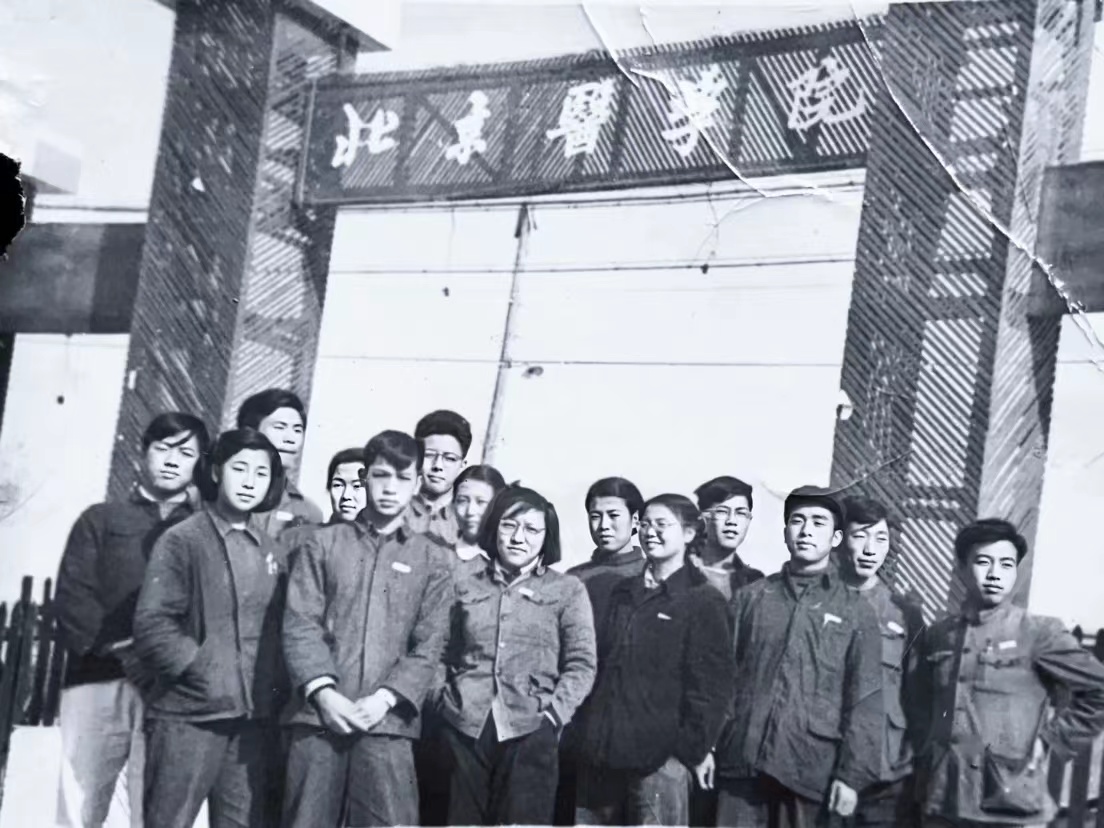 大一入学，朱锦沁（右5）和同学们在北京医学院门口的合影。