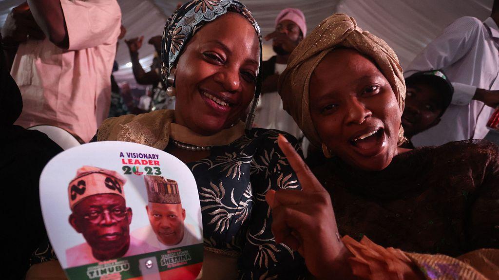 尼日利亚阿布贾，执政党全体进步大会党候选人、尼日利亚总统候选人博拉·蒂努布的支持者在竞选总部庆祝。视觉中国 图