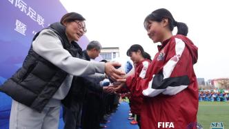 足球训练课走进上海244所学校，校长鼓励孩子走上绿茵场