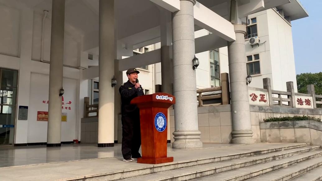 表彰为师生做出的贡献，衢州一中学保安被邀请国旗下发言