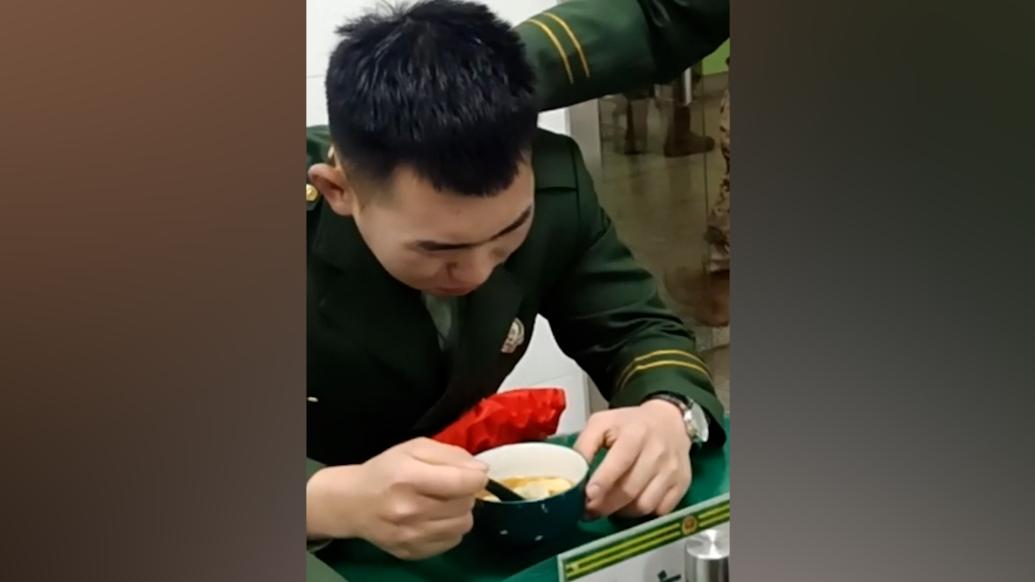 “难以咽下”的离别饺子，令上海这名退伍战士泪流满面