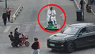 谁家的白马王子被警察罚了？男子骑玩具车上路被交警锁定
