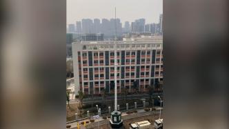 铁塔一夜竖起居民称家成“塔景房”，中国铁塔回应手续齐全