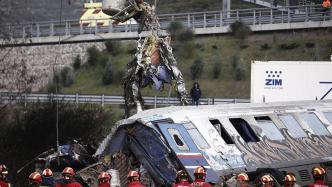早安·世界｜希腊火车相撞已43人死亡，仍有数十人下落不明