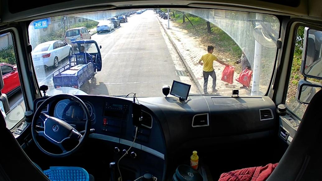 偶遇拾荒老人，貨車司機將車上的空瓶子打包送給她