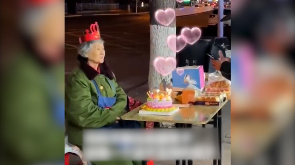 大叔路边为母庆生，路过女孩帮拍照获赠饼干_@所有人_澎湃新闻-The Paper