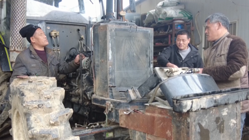 襄陽盲人兄弟開辦“盲人修車廠”：26年維修農(nóng)機(jī)3萬臺