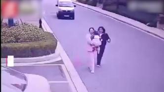 女子抱幼童行走时被面包车撞倒