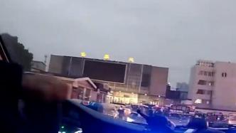 女子趕火車包落出租車上，民警火速尋回開車前物歸原主