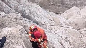 两男孩被困悬崖，消防紧急救援
