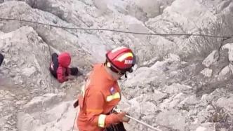 两男孩被困悬崖，消防紧急救援