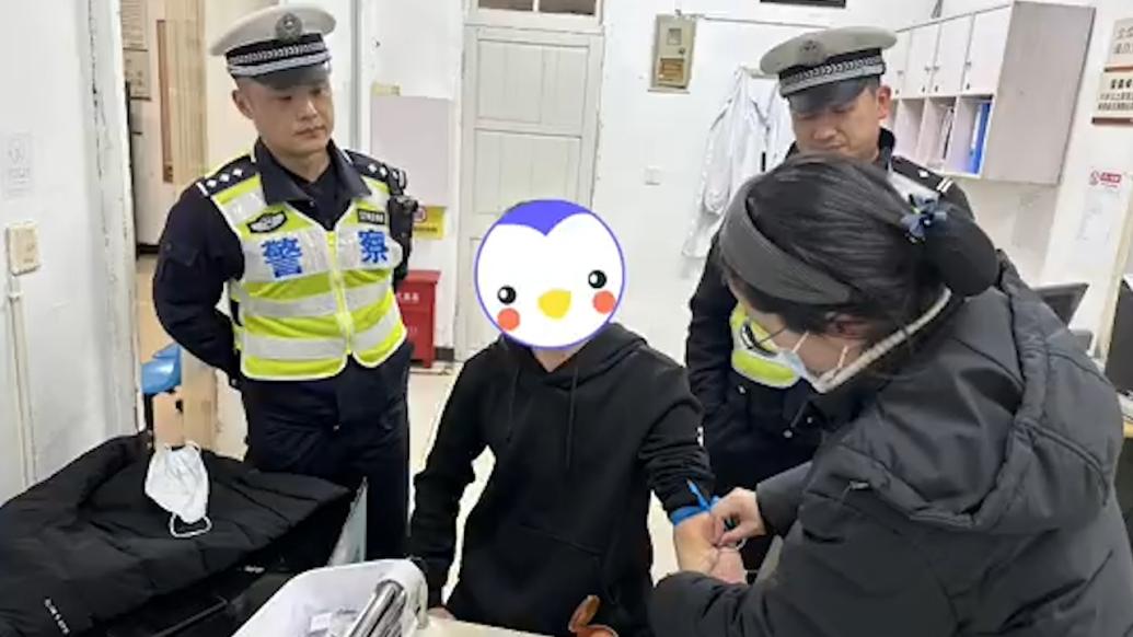 紅綠燈路口,醉駕男子掛D擋踩剎車(chē)酣然入睡