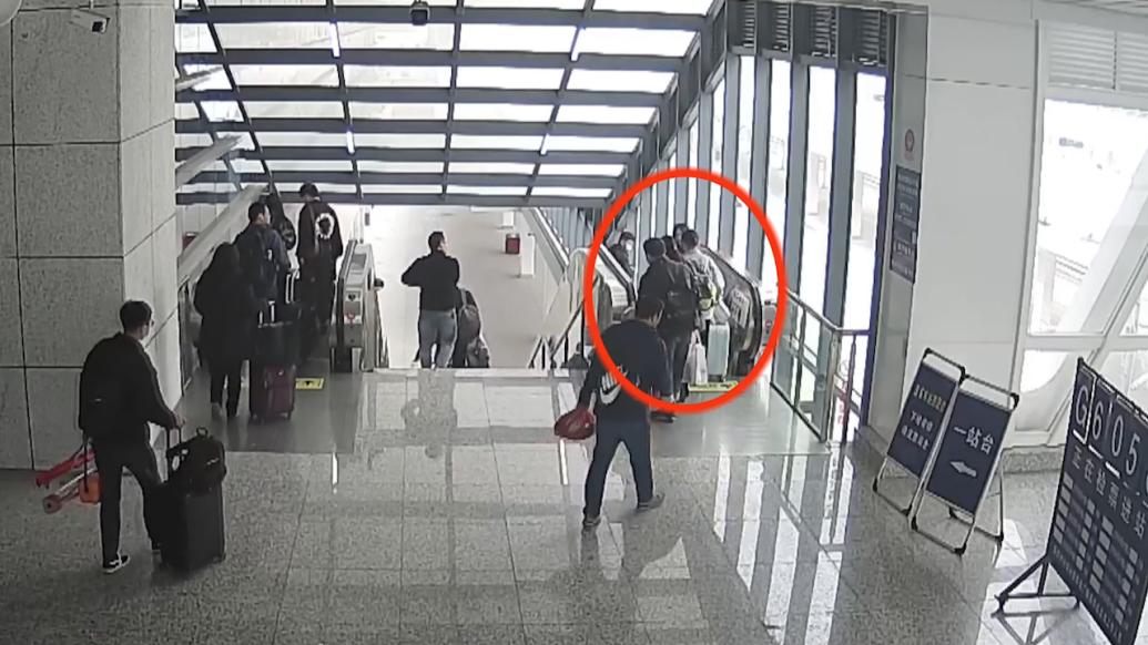 女子用电梯运行李，行李跌落将另一名旅客砸骨折