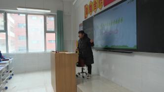 女教师脚骨折跪椅子为学生上课：尽心尽力，才能做到问心无愧