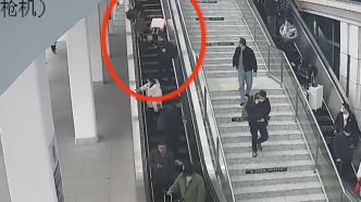 女子用火车站扶梯运行李砸伤旅客