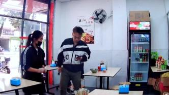 老人进饭馆吃剩饭，老板为他重新煮面顾客帮买单