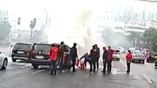 长沙一商务车自燃，4名公交车司机化身“编外消防员”灭火