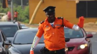 马路成舞台！尼日利亚交警跳舞指挥交通