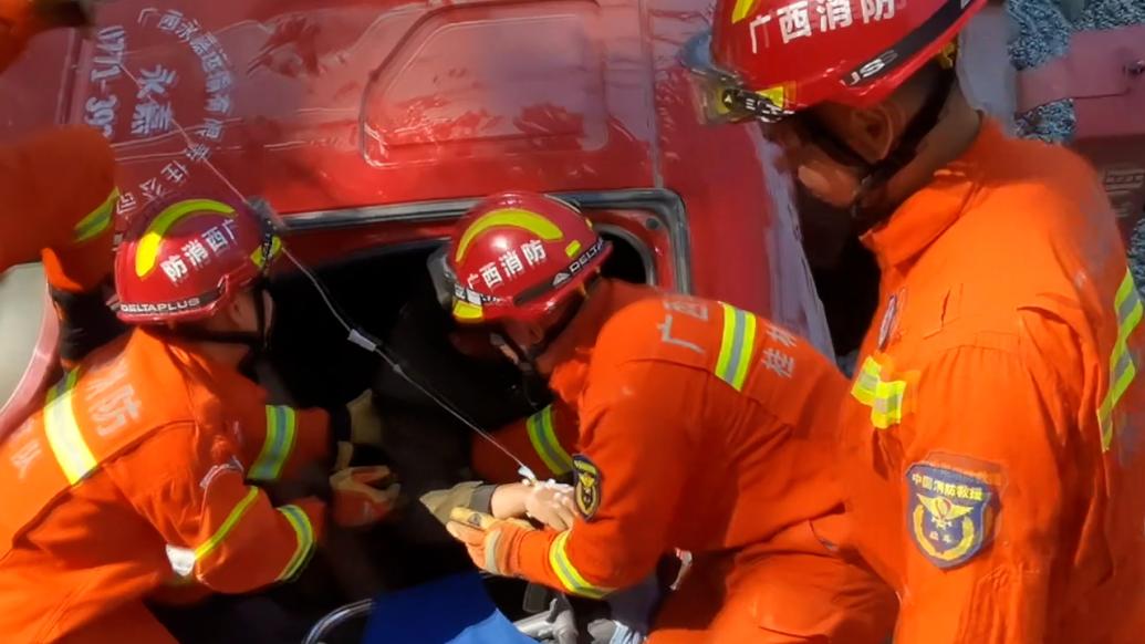 大貨車側翻車頭變形司機被困，消防破拆救人