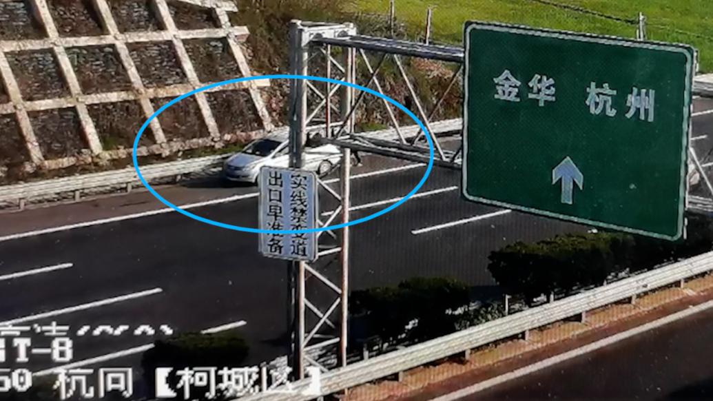 车子抛锚后在高速公路上推行，高速交警及时制止