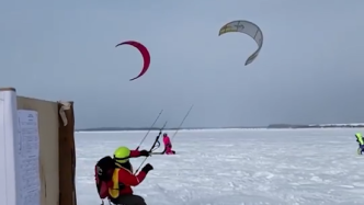 俄罗斯雪地风筝比赛如火如荼，参赛者展示多项技巧