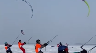 俄罗斯雪地风筝比赛如火如荼