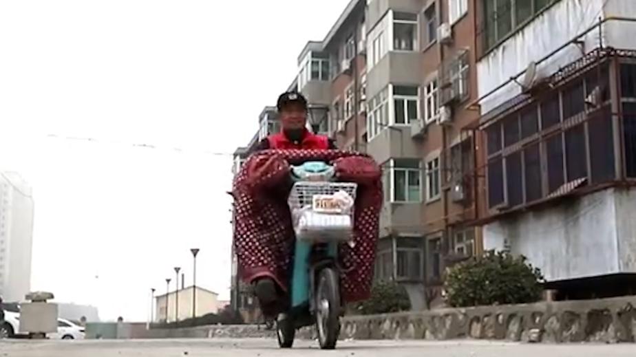 老人义务理发60载用坏77把推子