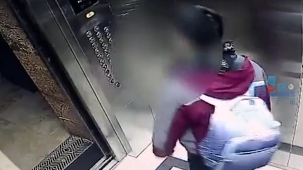 男孩利用电梯专用钥匙搞“实验”，乘客被吓坏