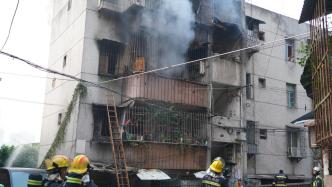 梧州一民房突发火灾有人被困，消防灭火救人