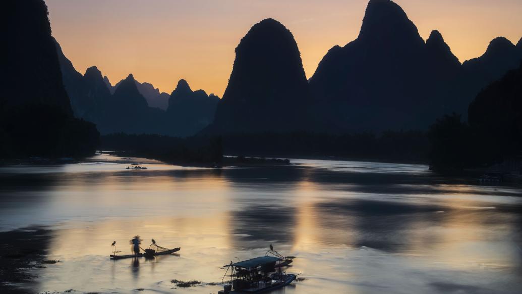 日出时的桂林山水浮光跃金，宛如一幅画