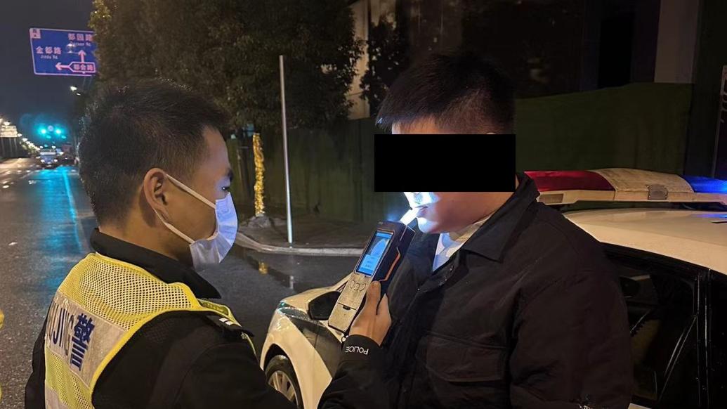 屡教不改！男子被吊销驾照仍醉酒驾驶，电瓶车驾驶员被撞入院