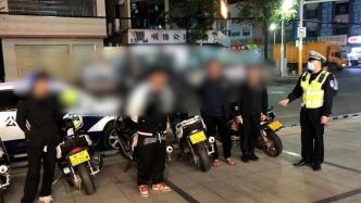 4名少年骑改装摩托轰油门，被抓后认错承诺会恢复原样