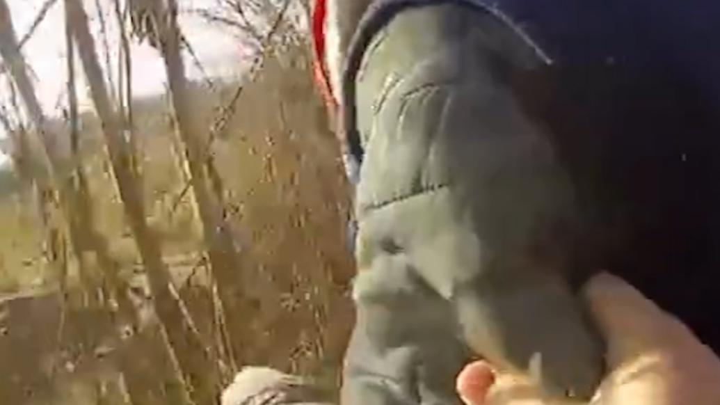 群眾誤入高速交警快速制止