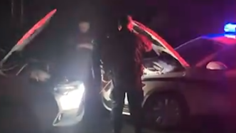 男子車輛沒電，民警來解救