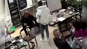 男子餐馆突发疾病，三名医护人员及时出手施救