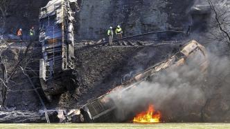 美国铁路事故频发，又一列火车脱轨起火致3人伤、柴油泄漏