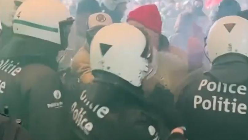 比利时消防员闯入欧盟大楼抗议，警察用催泪瓦斯拦截