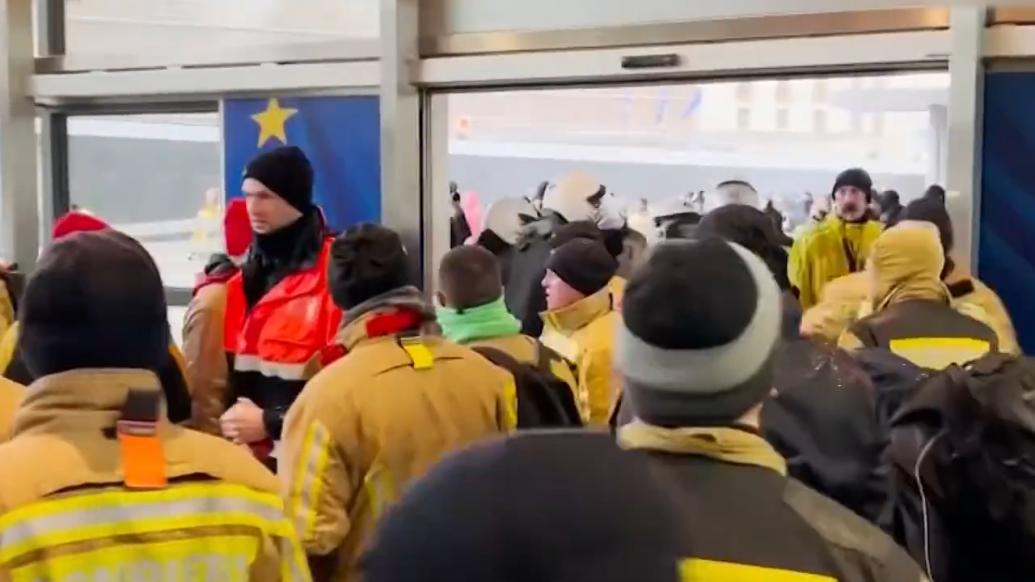 反对养老金制度改革，比利时消防员闯进欧盟大楼抗议
