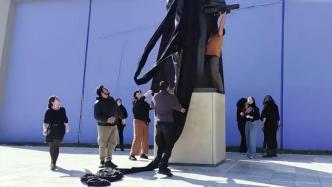 希腊亚里士多德雕像被蒙上黑布，以悼念火车事故遇难者