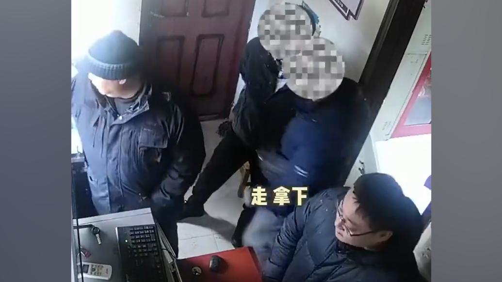 窃贼趴窗口凑热闹看民警抓嫌犯，民警扭头一眼认出