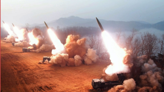 六弹齐发：朝鲜首次公开新型战术弹道导弹齐射训练照片