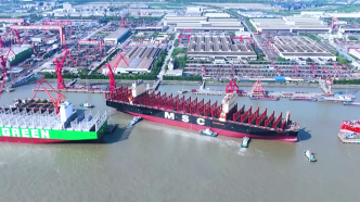 图集｜最新款海上“带货王”！全球最大级别集装箱船在沪交付