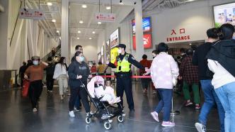 开市客上海浦东店试营业首日迎来购物高峰，交警全力保畅周边交通